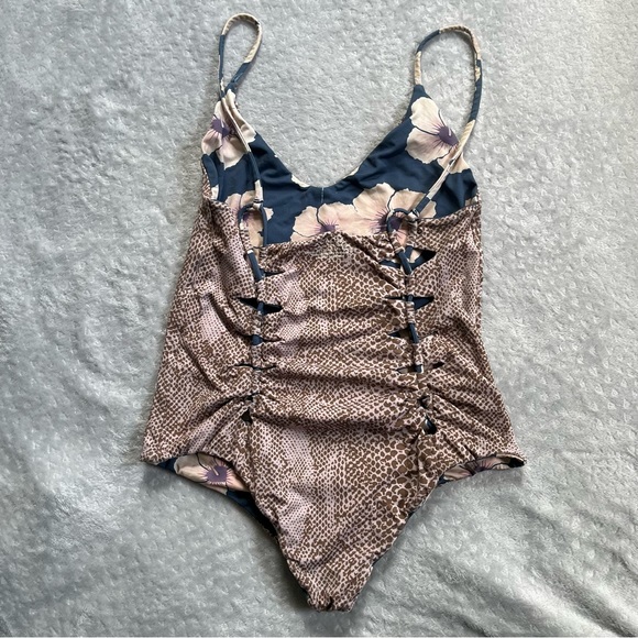 Acacia banyans one piece small in hibiscus - Picture 5 of 6